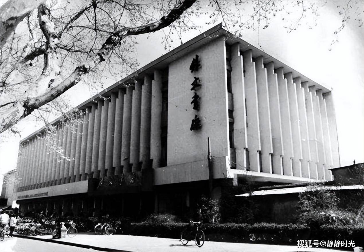 80年代杭州老照片:少年宫,老城站,外文书店,无轨电车,延安路_胜利剧院