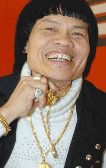 他是港坛"最丑"男星,中年出道被星爷捧红,今儿子帅到不像亲生_叶竞