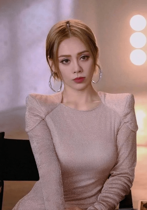 蜂腰翘臀,长腿丰乳,娱乐圈这些"半老徐娘",性感起来真要命_身材_许晴