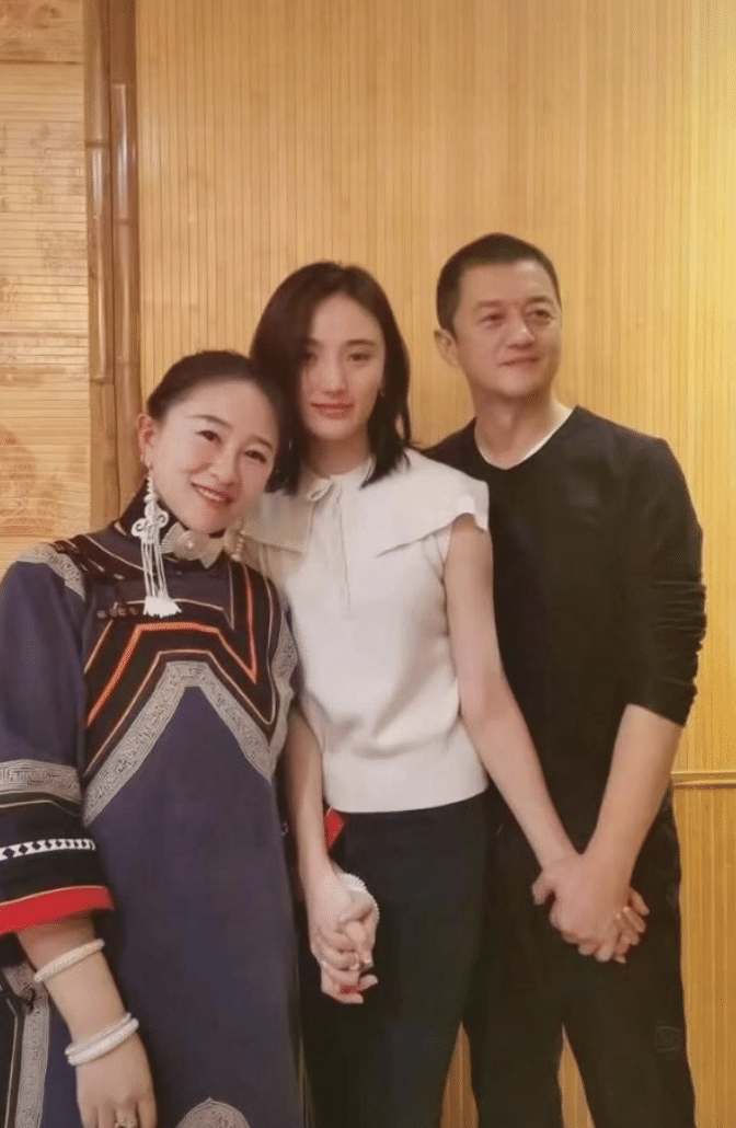 李亚鹏疑似携女友拍婚纱照,向朋友秀戒指笑容满面_哈金_官宣前_画面