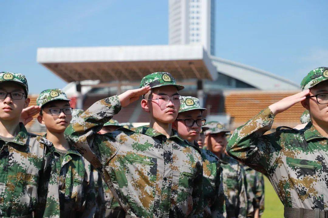 破茧成蝶,淬炼成钢——新昌中学教育集团2022级新生军训_新中_章品福