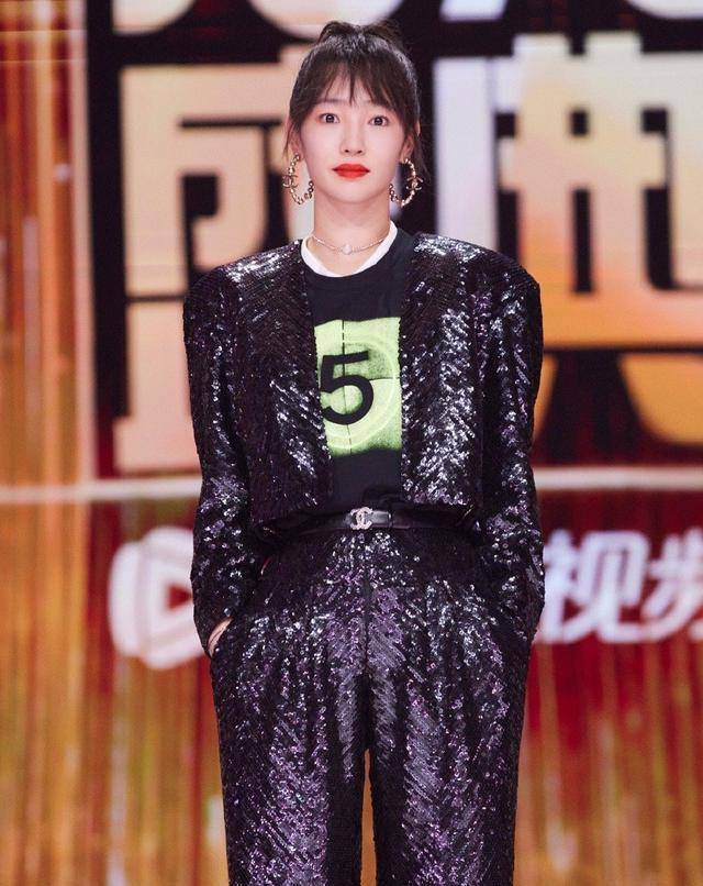 白百何复出首秀,一身亮片套装穿出好比例,裤腿粗如水桶真有气场_身材