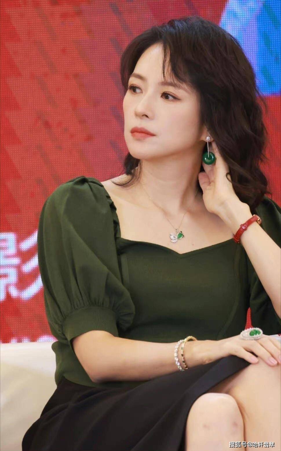 章子怡佩戴的全套翡翠居然价值500万,为撒这么贵?_耳坠_色泽_戒指