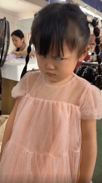 全网最小打工妹:3岁小妮跟爸爸进厂打工,让百万网友稀罕又心疼_妮妮