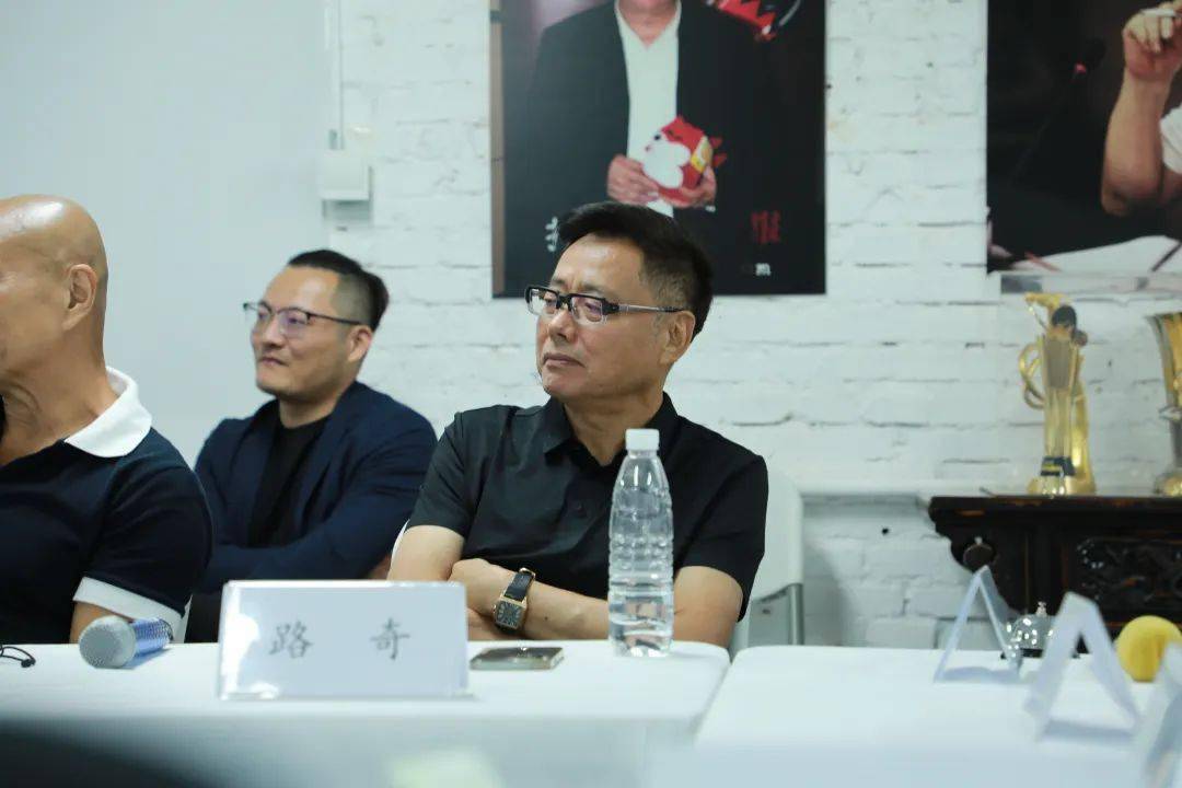 路奇导演是美术设计出身,与陈家林导演曾经在长春电影制片厂共事.