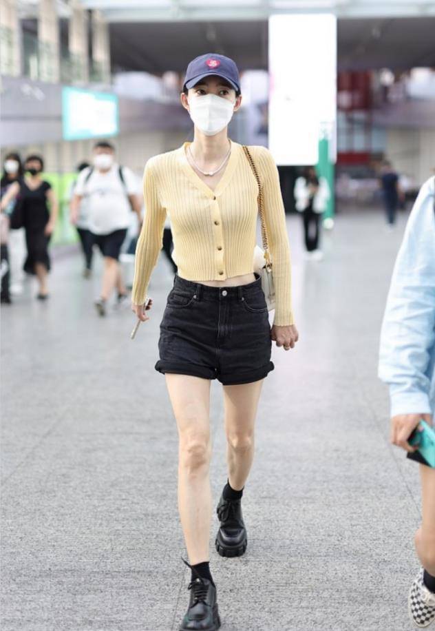 王丽坤真挺会穿的,紧身上衣配短裤显出s型曲线,身材也太a了吧_时尚