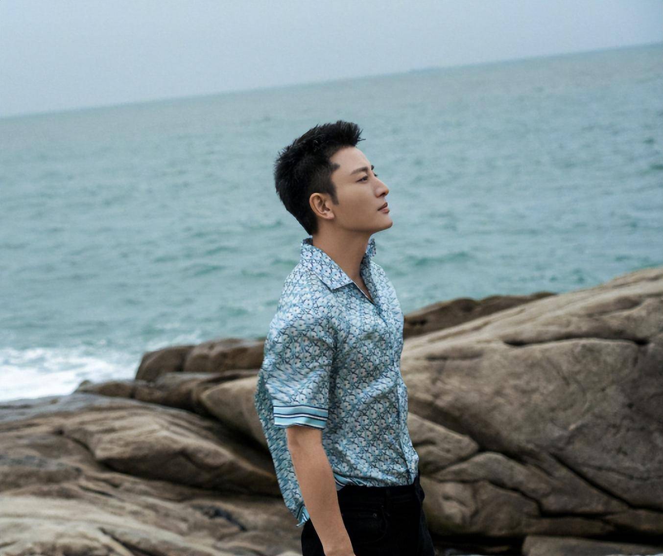 贾乃亮的面相就显得非常善良,不像是惹事的人,又加上之前他所作所为