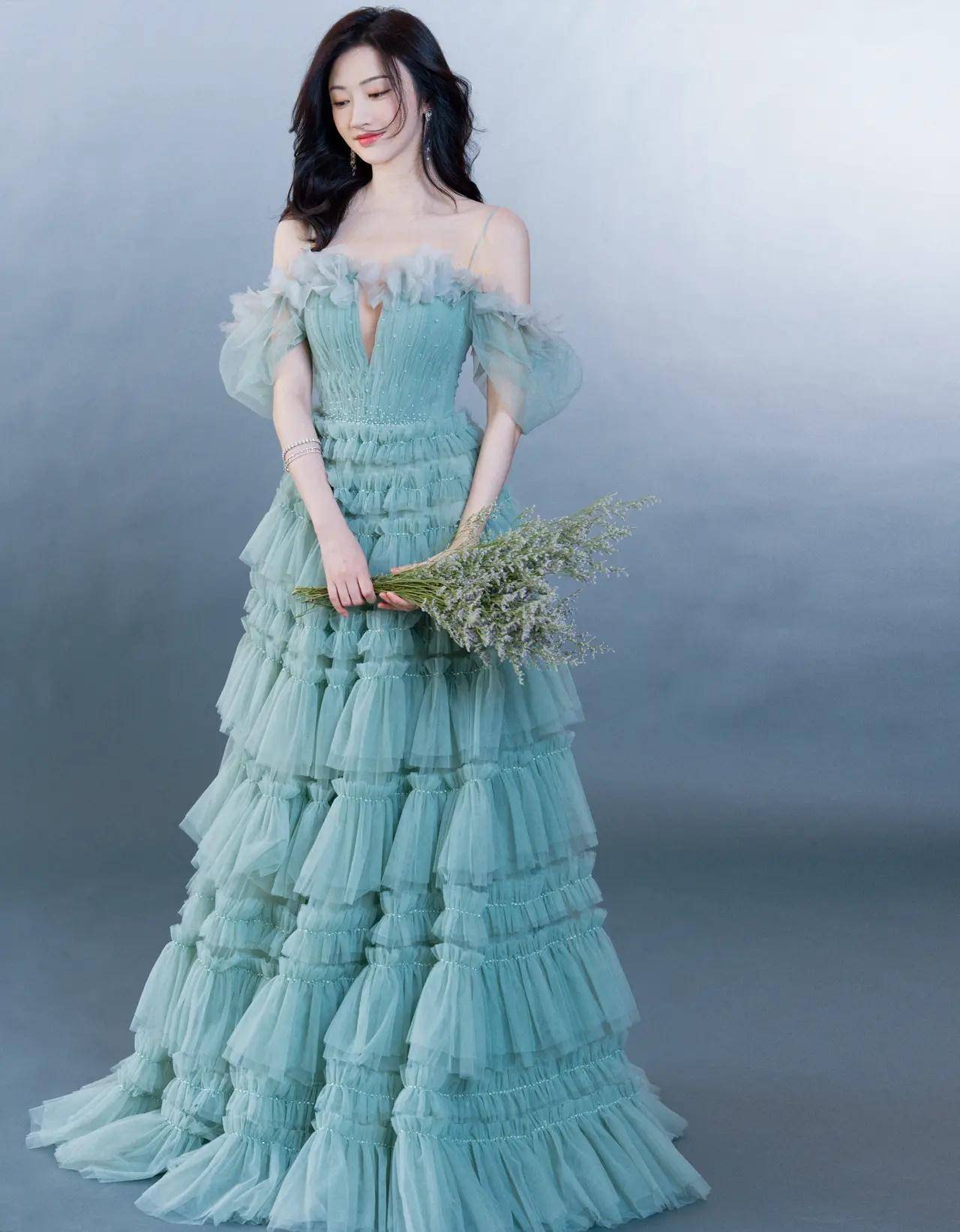 景甜不愧是"富贵花",穿绿色礼服仙气十足,演艺圈的颜值担当_服装_风格
