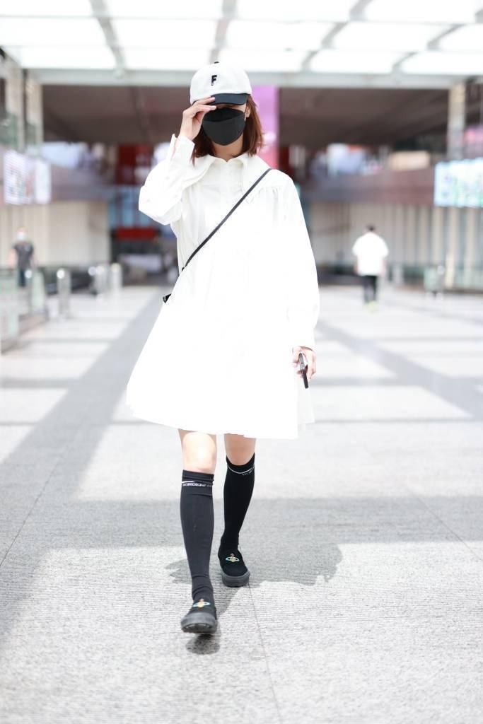 王珞丹白色衬衫裙搭配黑色袜靴简约元气_风格_统一_摩登