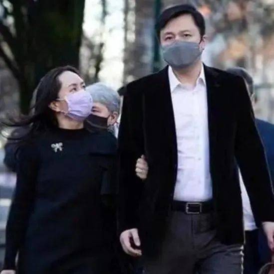 孟晚舟姐弟恋真甜!老公西装革履高大帅气,她对满眼都是崇拜!_时候_黑色_显得