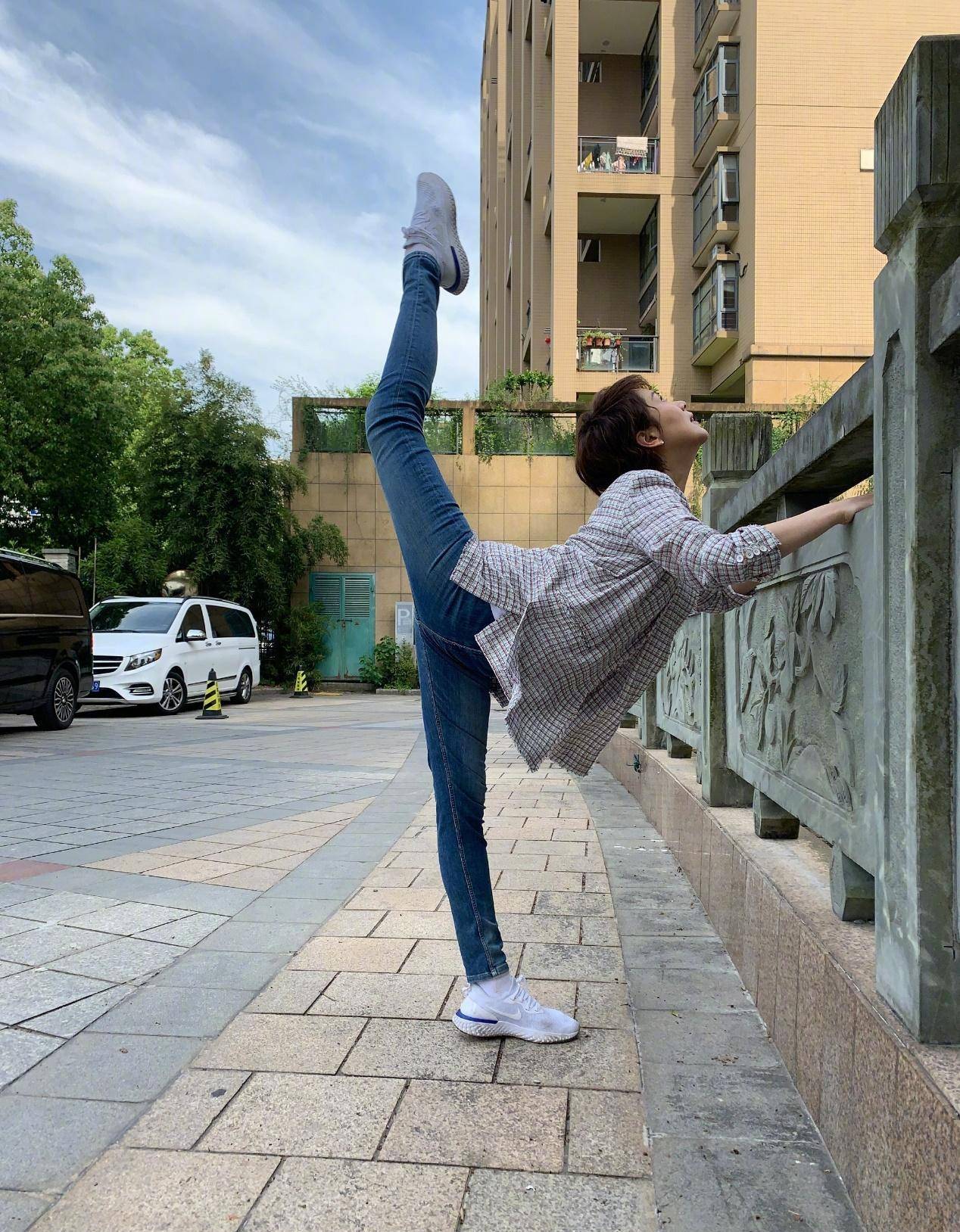 海清的苗条身材不是天生的,她也很喜欢健身,平板支撑做的好标准_体式