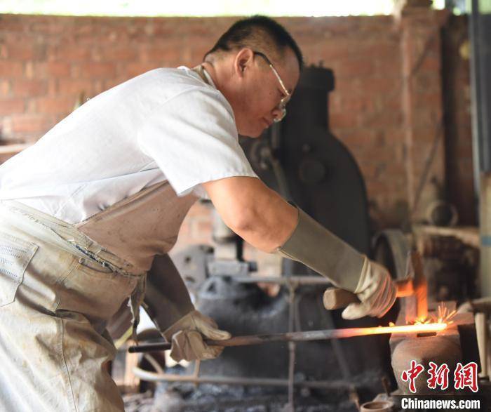 河北深州一农民痴迷古兵器锻造 十余年仿制近百种古兵器_王二_古代_进行