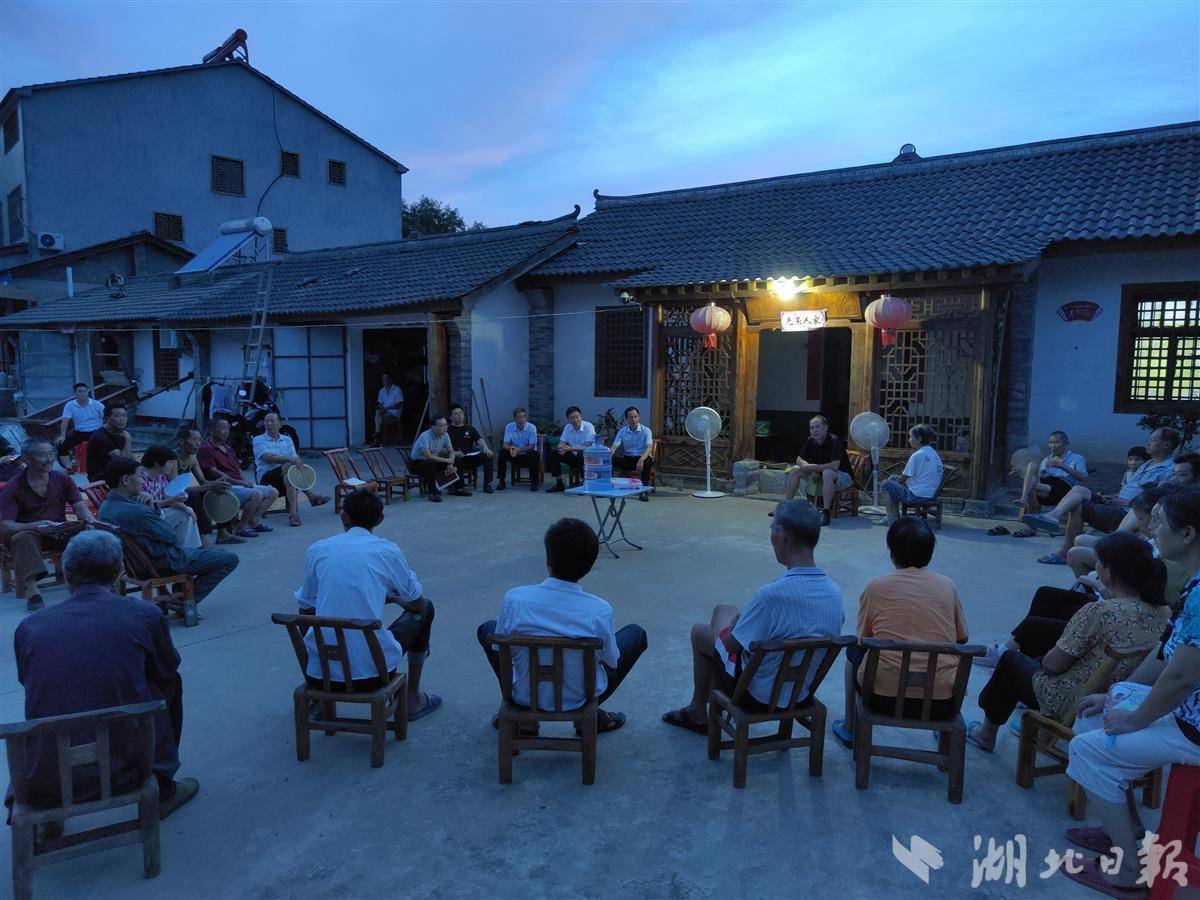 千年对节树下的干群纳凉会_客店镇_村民_群众