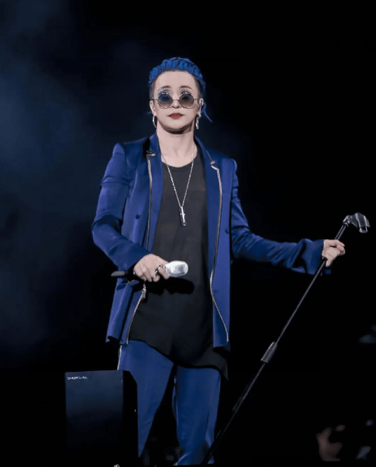 薛之谦造型太浮夸?面部浮肿全身涂粉,网友吐槽像欧美贵妇?