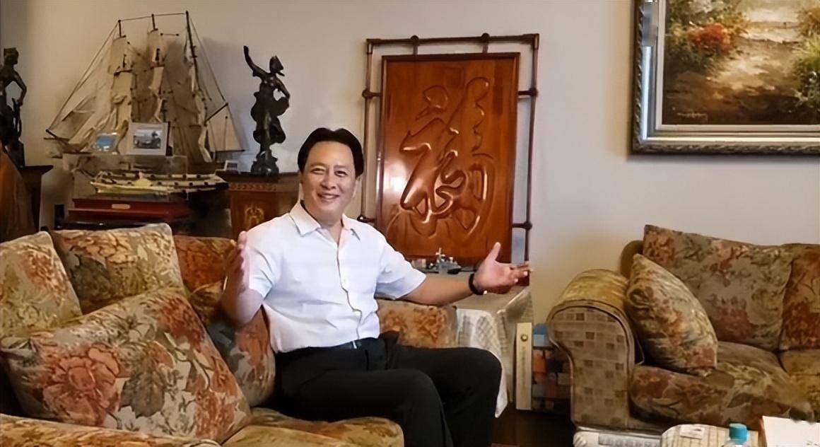 70岁唐国强自家豪宅办聚会,身材发福头发稀疏,爱国情怀始终不改_国籍