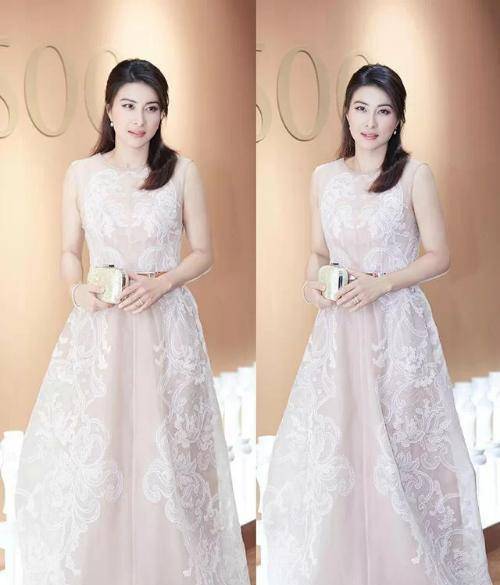 平时穿惯了朴素的衣服,没想到郭晶晶穿起华丽的礼服来竟然如此有魅力