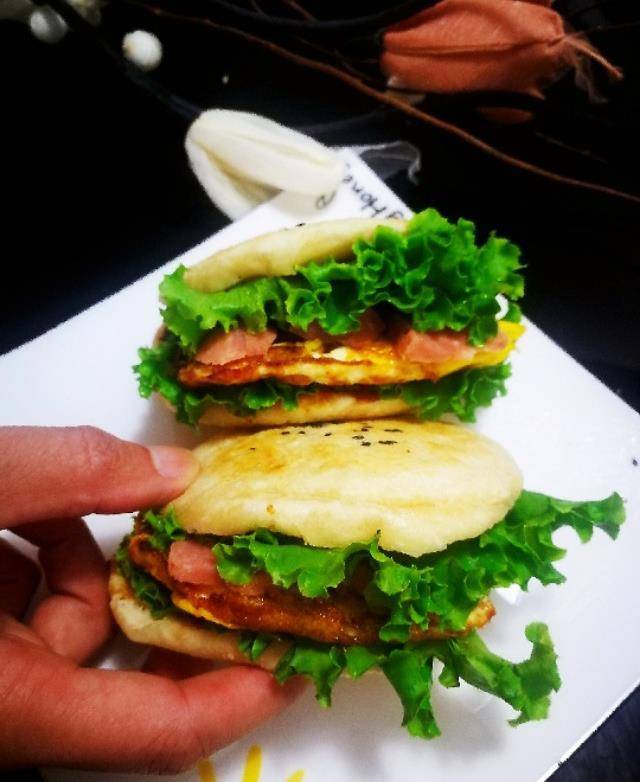 花样早餐之烧饼双夹,怎么吃也吃不腻的健康早餐_生菜_香肠_面团