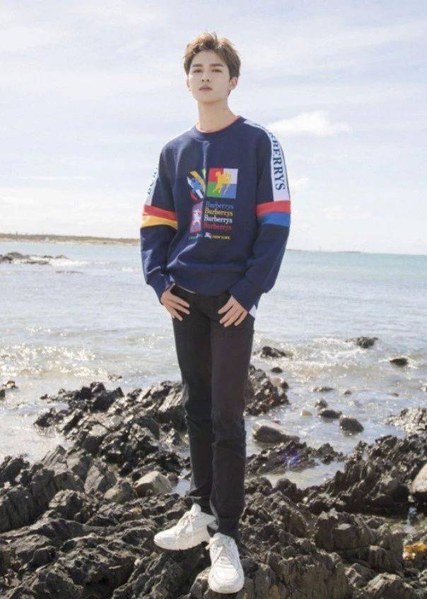 一身薄荷绿三叶草运动套装,朱正廷的校园风穿搭强势吸睛,太帅气