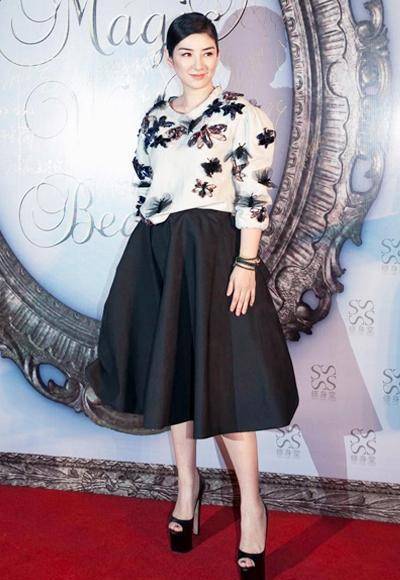 "黄奕"气场就是大气,穿彩色印花连衣裙配齐肩短发,太有国际范_时尚