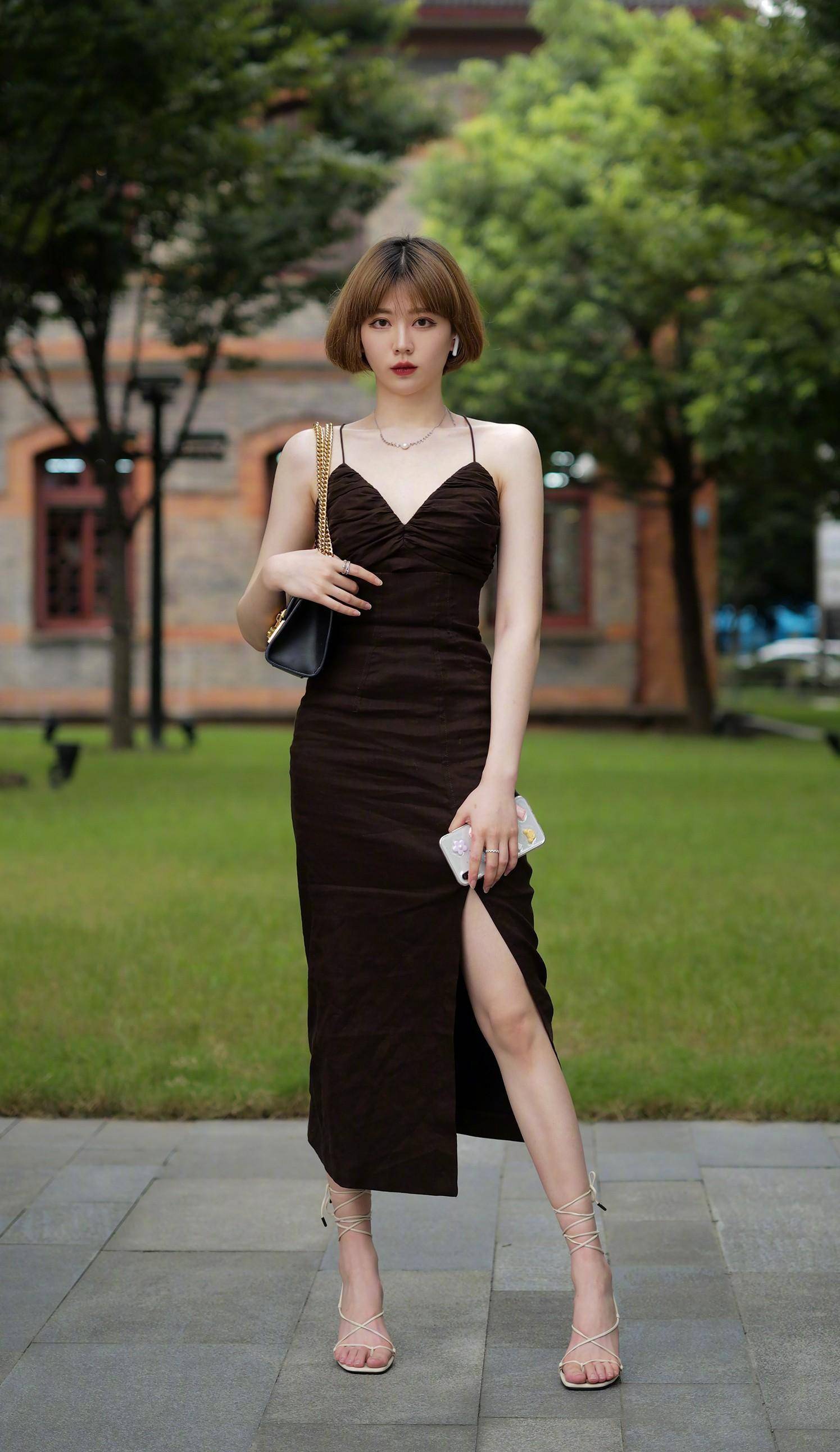 时尚的姑娘,三伏天穿"小黑裙",优雅显气质,做一个精致小女人_黑色