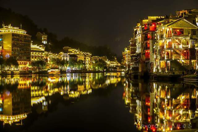 贵州这座水上古镇，被誉为“东方威尼斯”，河水蜿蜒夜景超美
