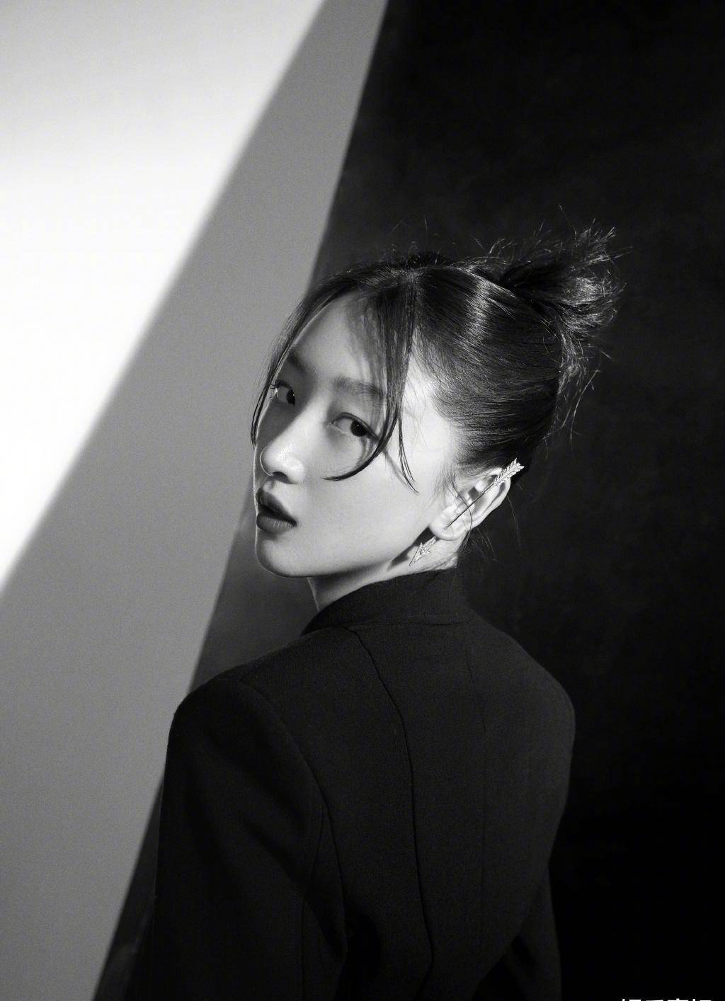 周冬雨穿着露腰绑带西装,展现细腰曲线,利落酷飒中透着几分时尚_嘉人