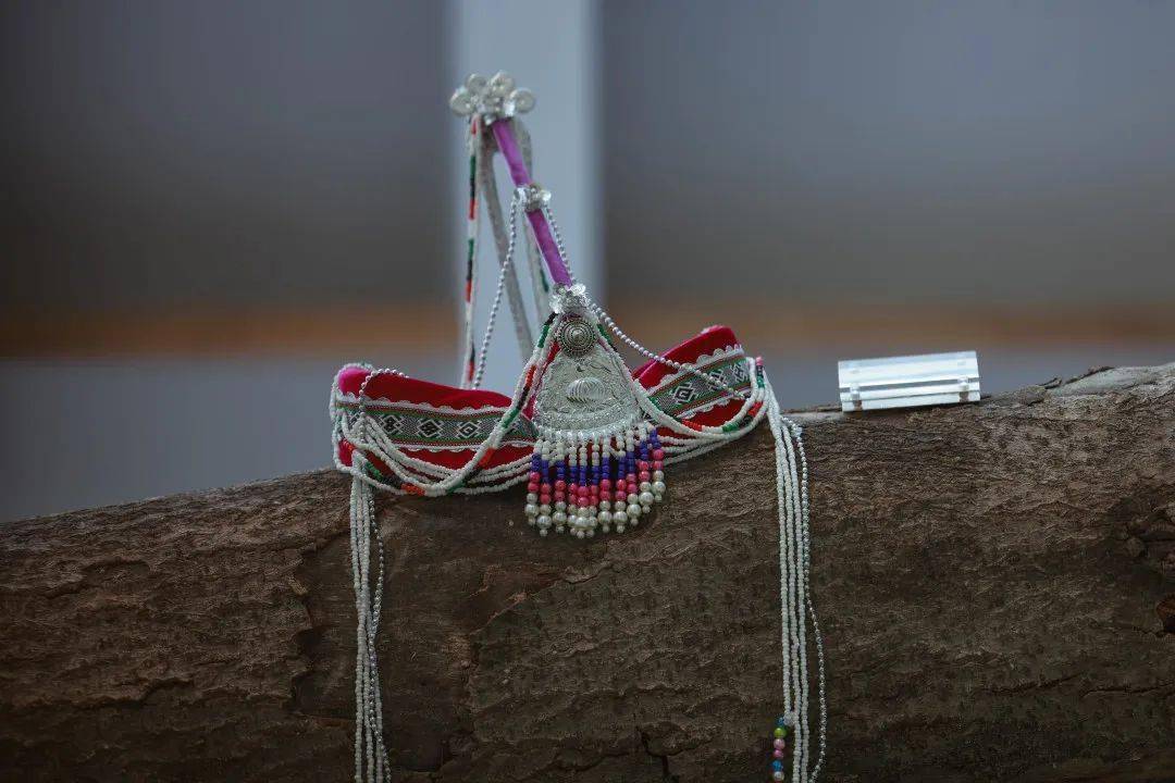 叁 | 凤凰于飞在成衣服装展厅,色彩与图案各异的畲服,让人不禁赞叹其