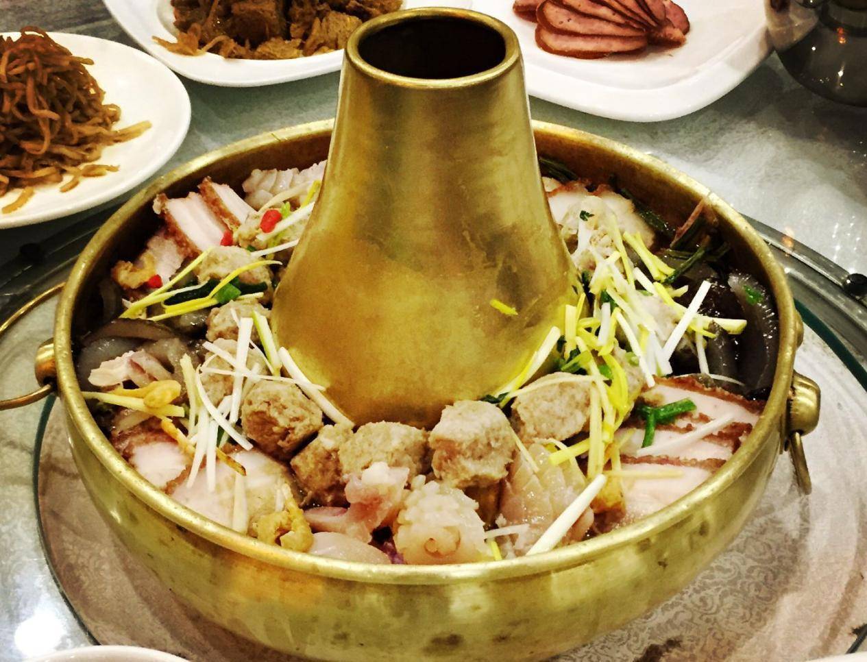 是山西省大同市的一道民间的传统菜,山西人最喜欢的就是老式的铜火锅