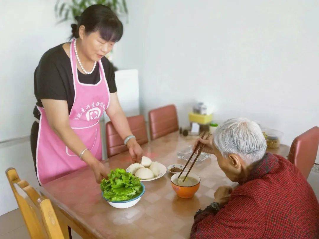 上有88岁的婆婆,下有儿子,儿媳妇和一个乖巧的小孙女,婆婆还亲切的给