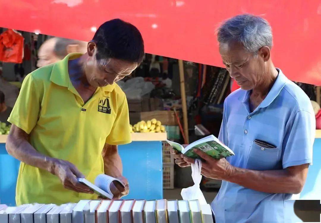 到鄉鎮擺書攤,帶上的書很有講究,主要的閱讀人群是小孩和老人,書籍以