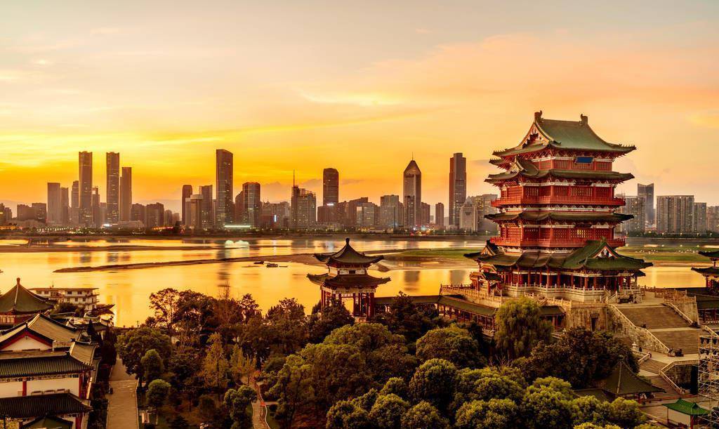 王勃"落霞与孤鹜齐飞"竟是改编而来,看过原句,才知道他是真牛_滕王阁