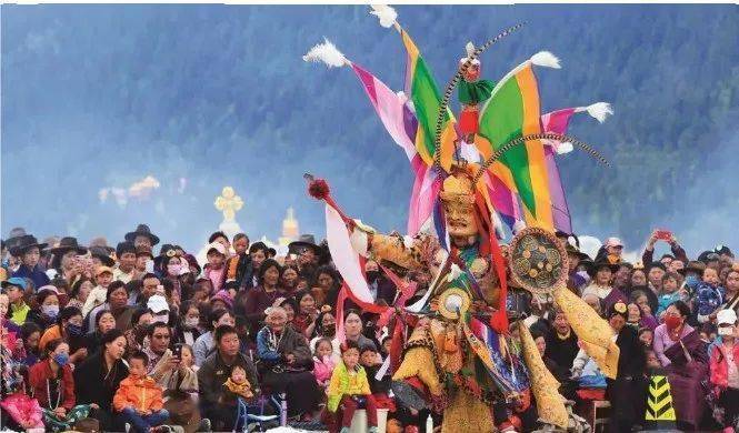 格萨尔藏戏(图片来源:四川在线)到近代,色达塔洛活佛在继承传统的基础