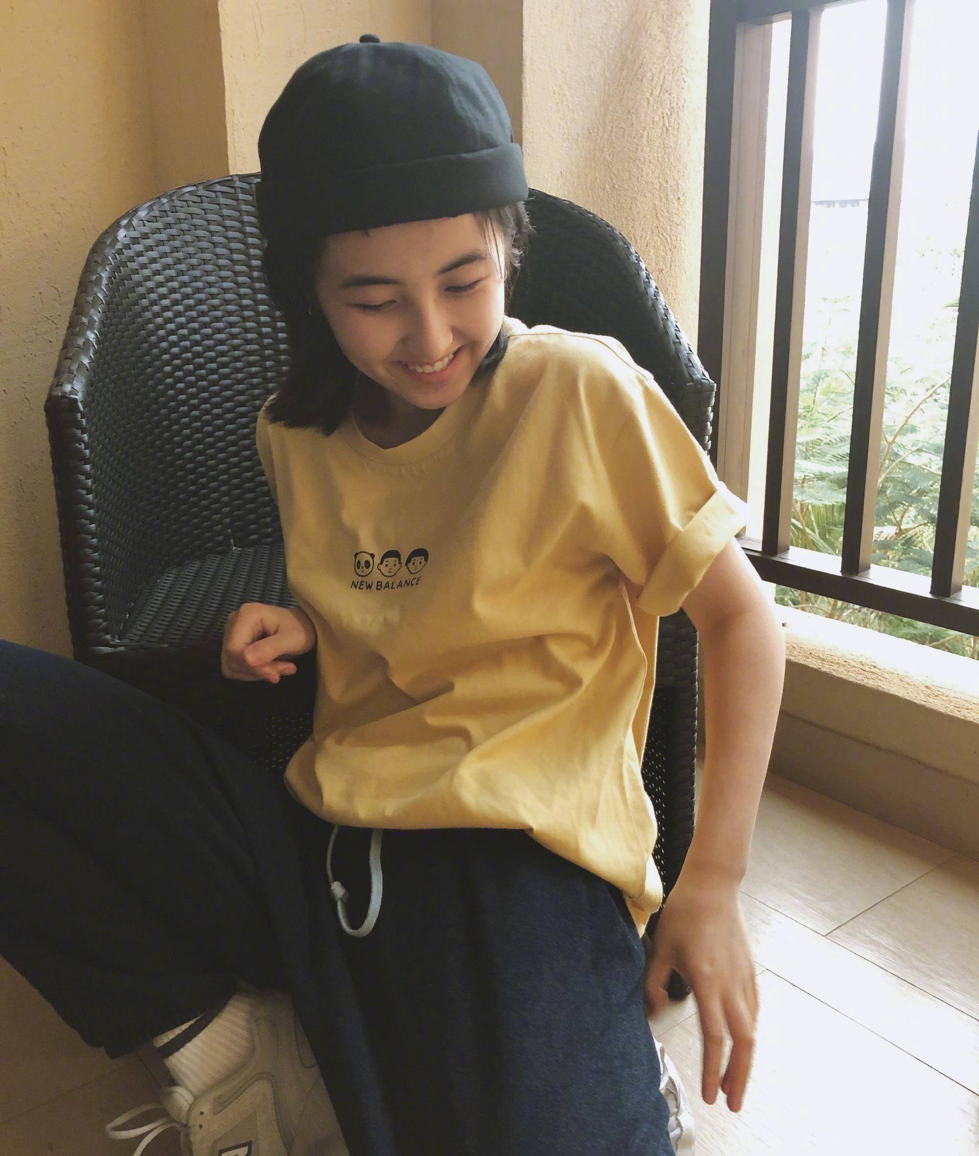 张子枫现身机场,西装搭配牛仔裤街头风十足,口罩遮面难掩好气质_造型