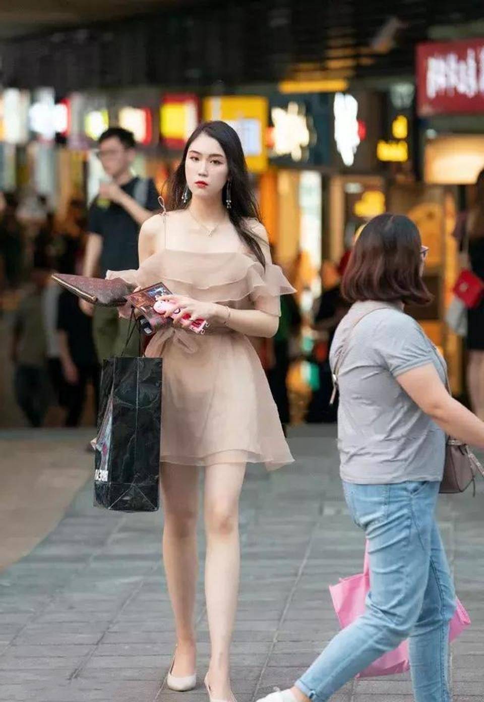 路人街拍,身上穿着一件吊带式的一字肩连衣裙,充满着仙气_时尚_气质