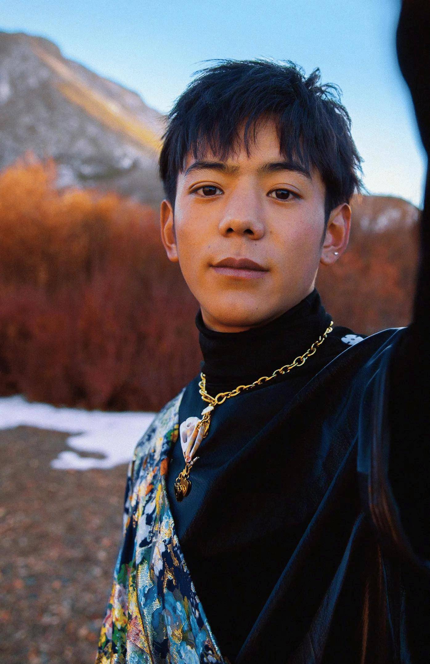 丁真新歌销量破万受质疑,录综艺换下传统藏袍,穿清