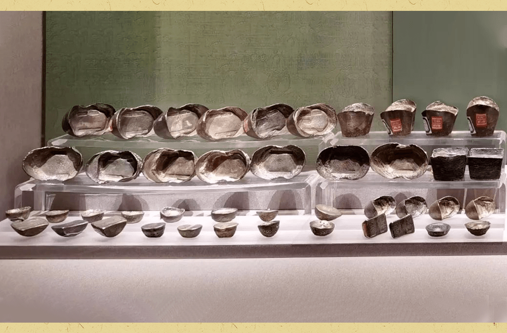 清代银锭(中国钱币博物馆藏)白银是清代最主要的货币,国家财政赋税都