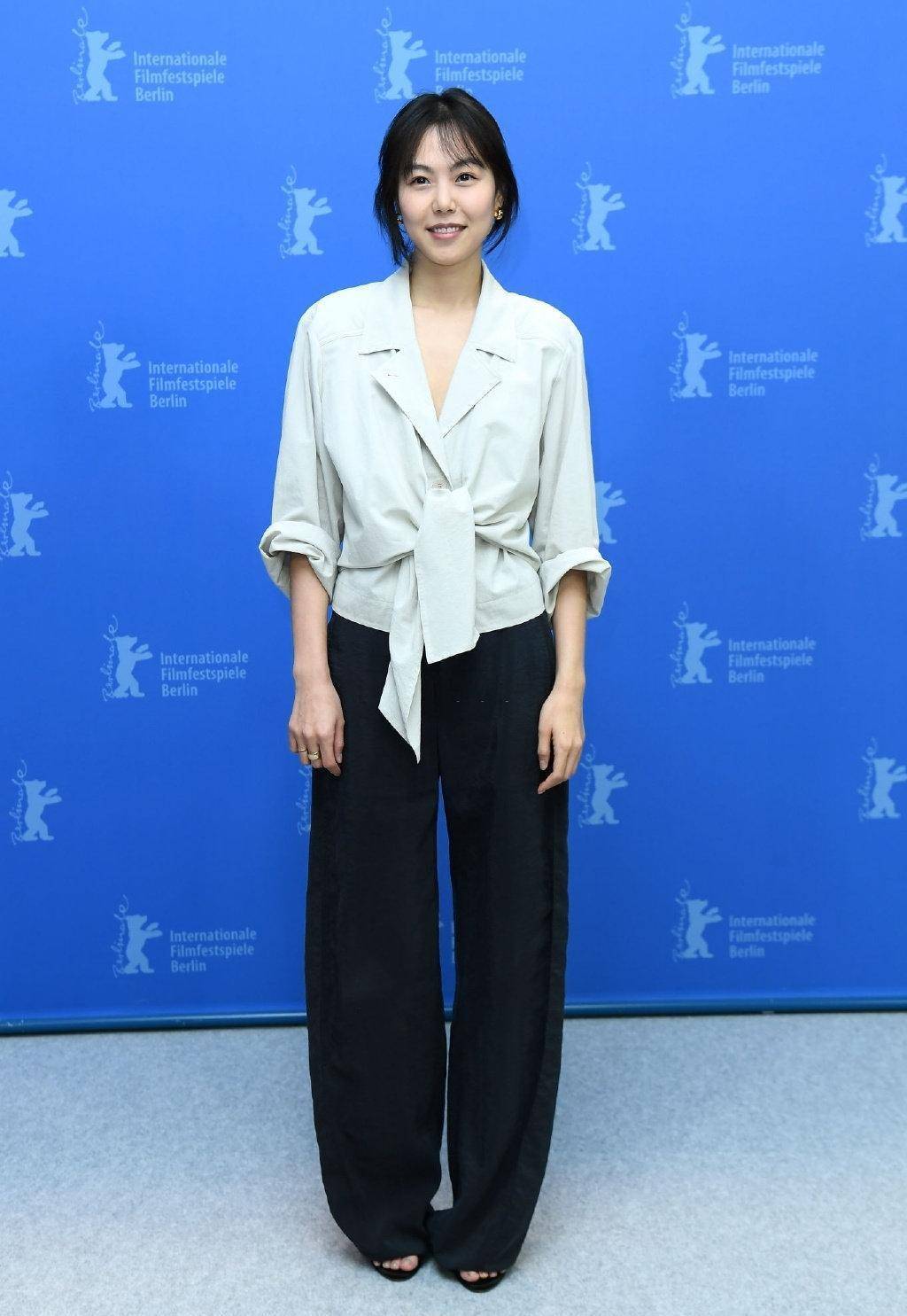 洪尚秀获奖先抱最爱,金敏喜短发西装,和想象中"小三相"不一样_黑色