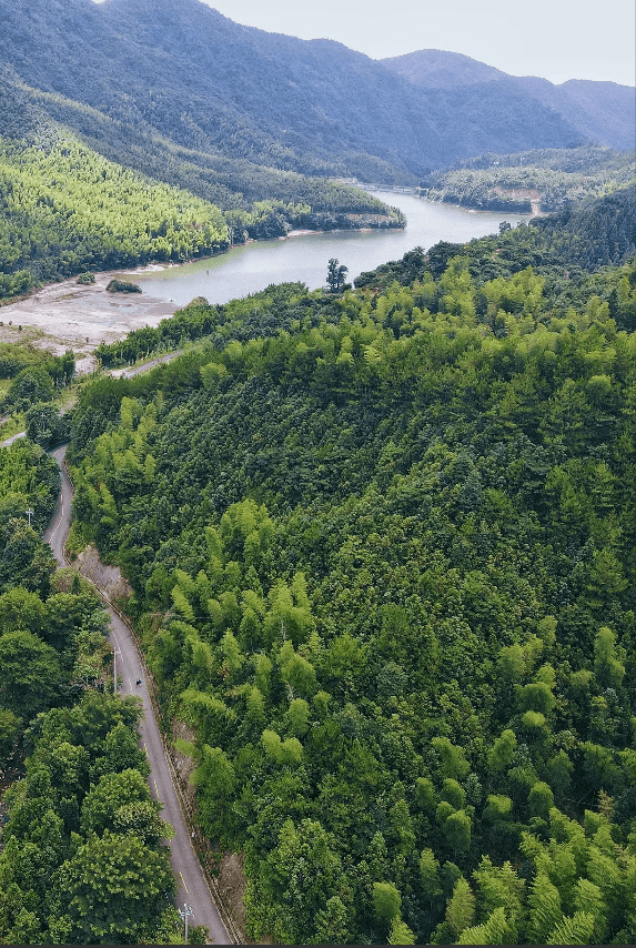 地址:福建邵武市云灵山景区内 #夏日生活打卡季#据说绕湖一圈就会有