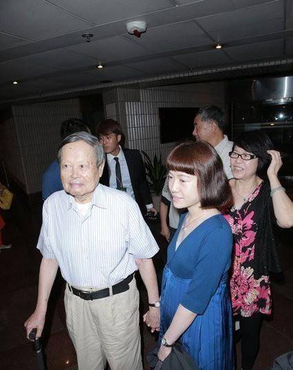 翁帆年过四十仍娇美,烫波波头配一袭蓝白拼接裙,元气满满似少女_发型