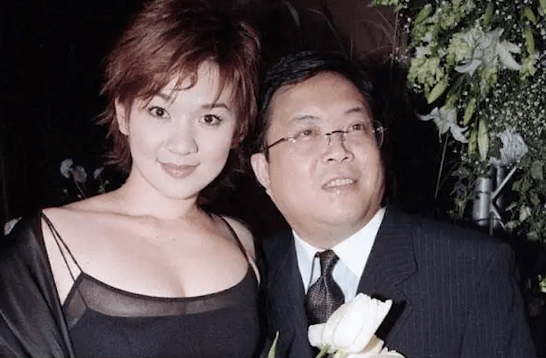 柯以敏:因戒指门害人害已,让选手滚惹众怒,毒舌只因受过情伤?