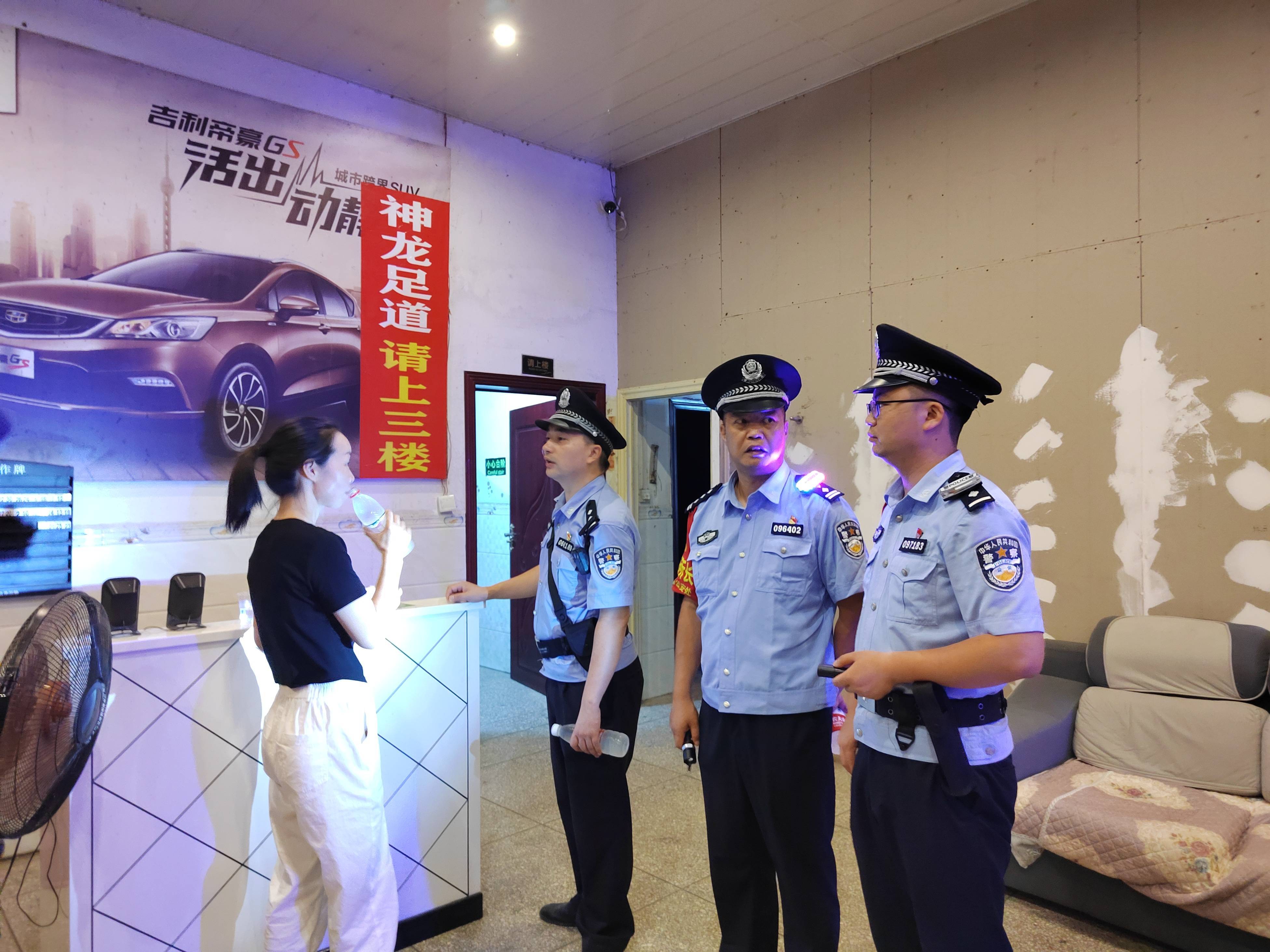 洞口站派出所联合地方公安开展夜间清查行动