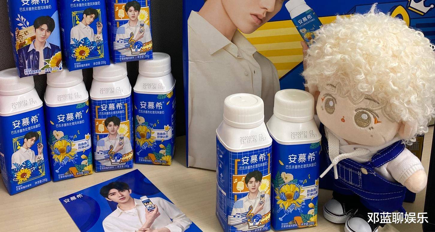 明星早年策划:baby颜值巅峰,郑恺搞怪,他短短4字却感动上亿人_因为_穿