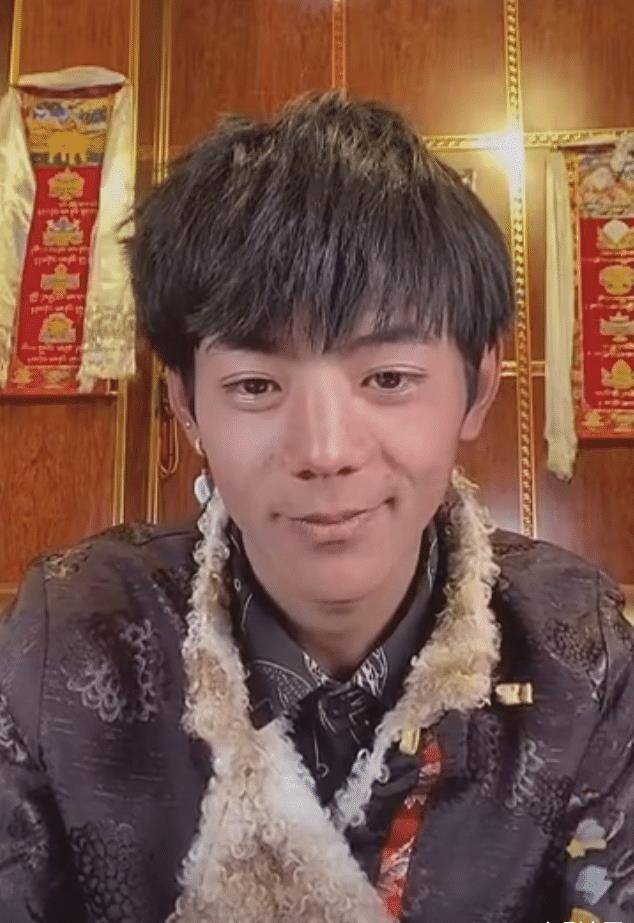 康巴汉子丁真一夜爆火,原生态素颜淳朴帅气,眼神清澈被喊老公_网友