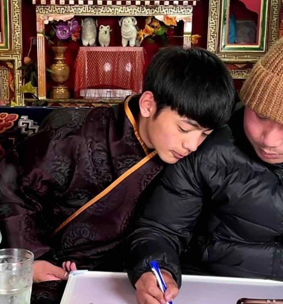 路人镜头下的丁真,耳坠配西装有种野性反差,和老板合照太有爱了_引导