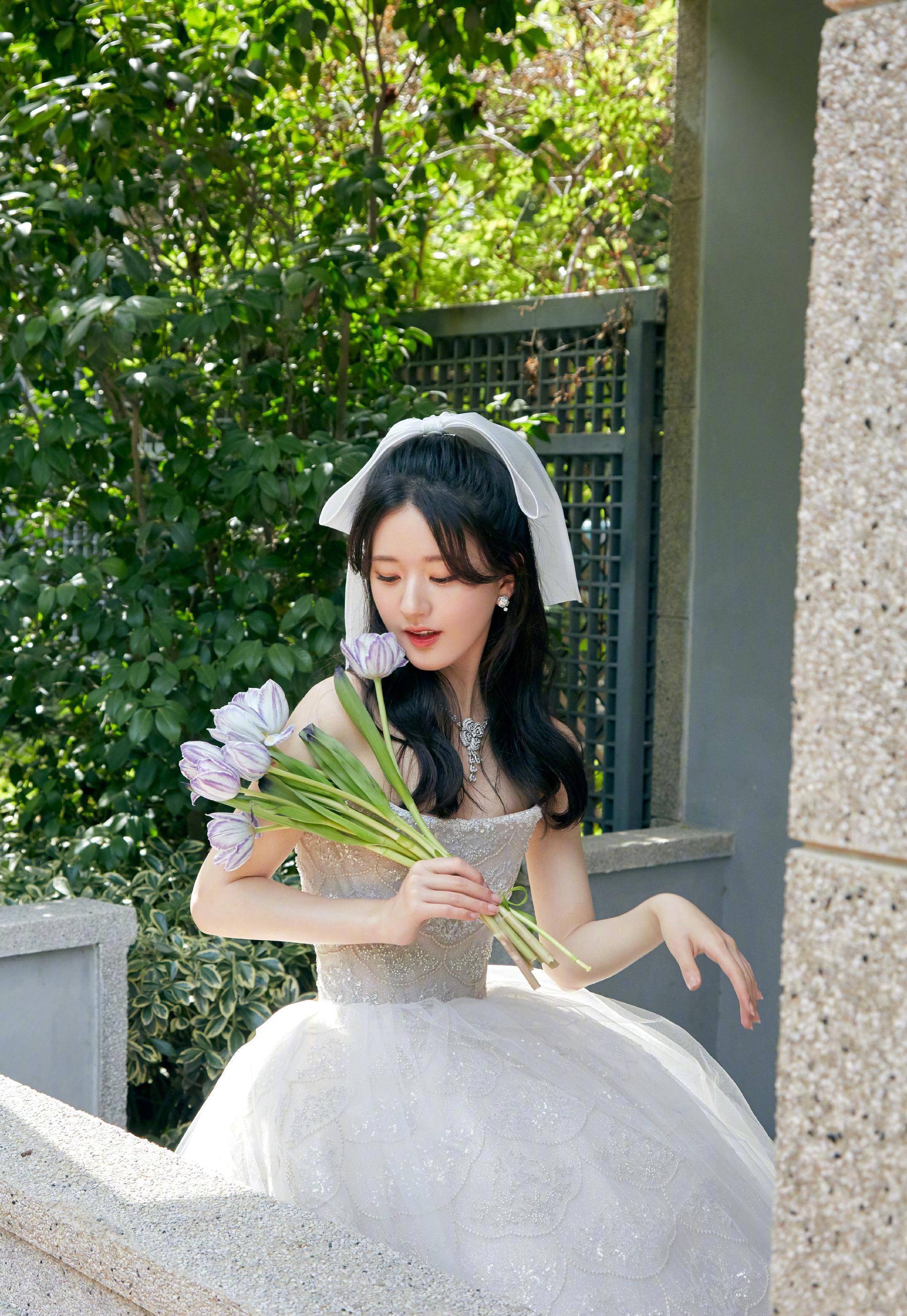 每一个动作,每一个造型,都感觉赵露思像是在拍婚纱照一样,真想把她娶