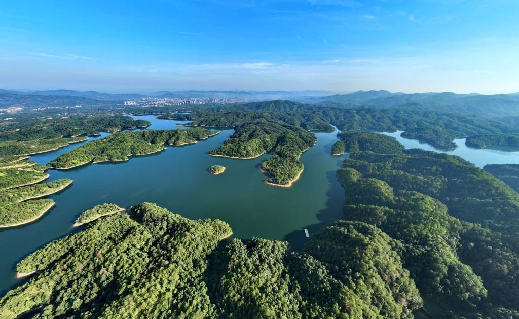 视觉云游|江西赣州:航拍石壁坑水库 蓝天碧水相互映衬生态环境_朱海鹏