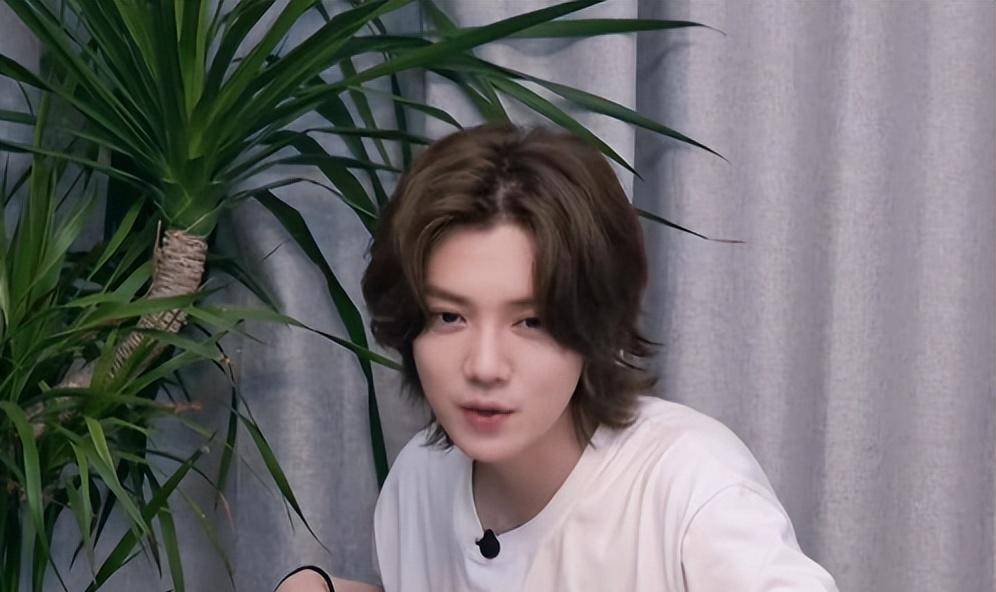 鹿晗为天霸打call,水肿撞脸马思纯,被嘲丸子头发型毫无阳刚之气_网友