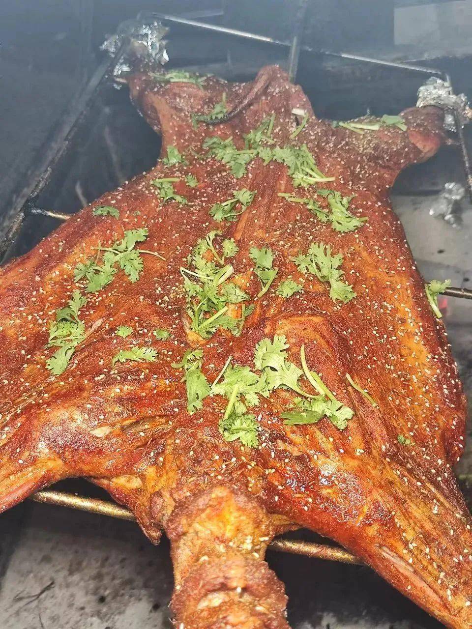 明记天下一绝特色菜馆】388/699元享门市价1110/1498元烤乳猪/烤全羊