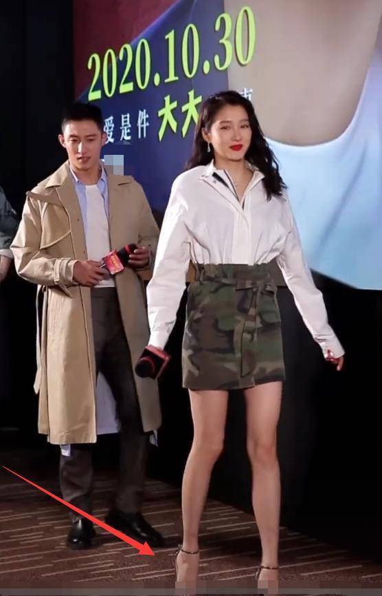 关晓彤可真拼,出席活动踩8cm牙签鞋,当她站定时,真怕把地戳个洞!
