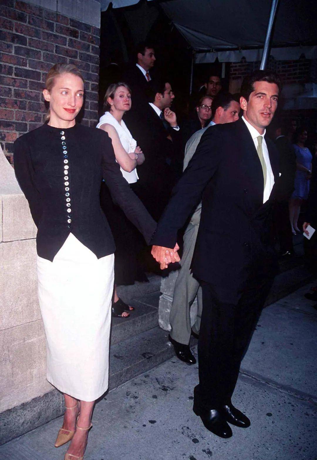 看30年前小肯尼迪夫人的穿着打扮:果然时尚不分年代,太有范了_carolyn